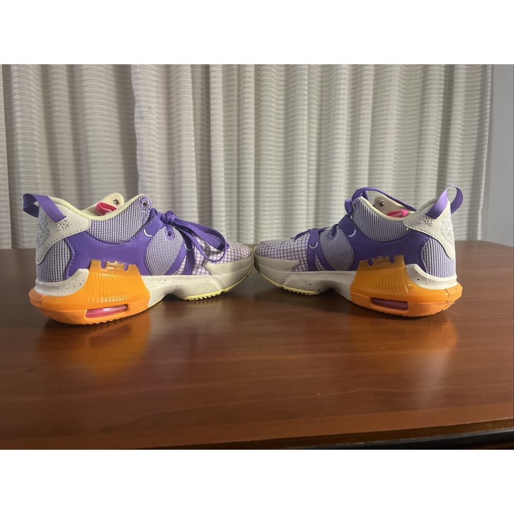 Nike Boys LeBron James Witness 7 Basketball Shoes Size 4Y Purple Gold Lakers - Picture 7 of 10